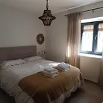 La Casa De Abajo